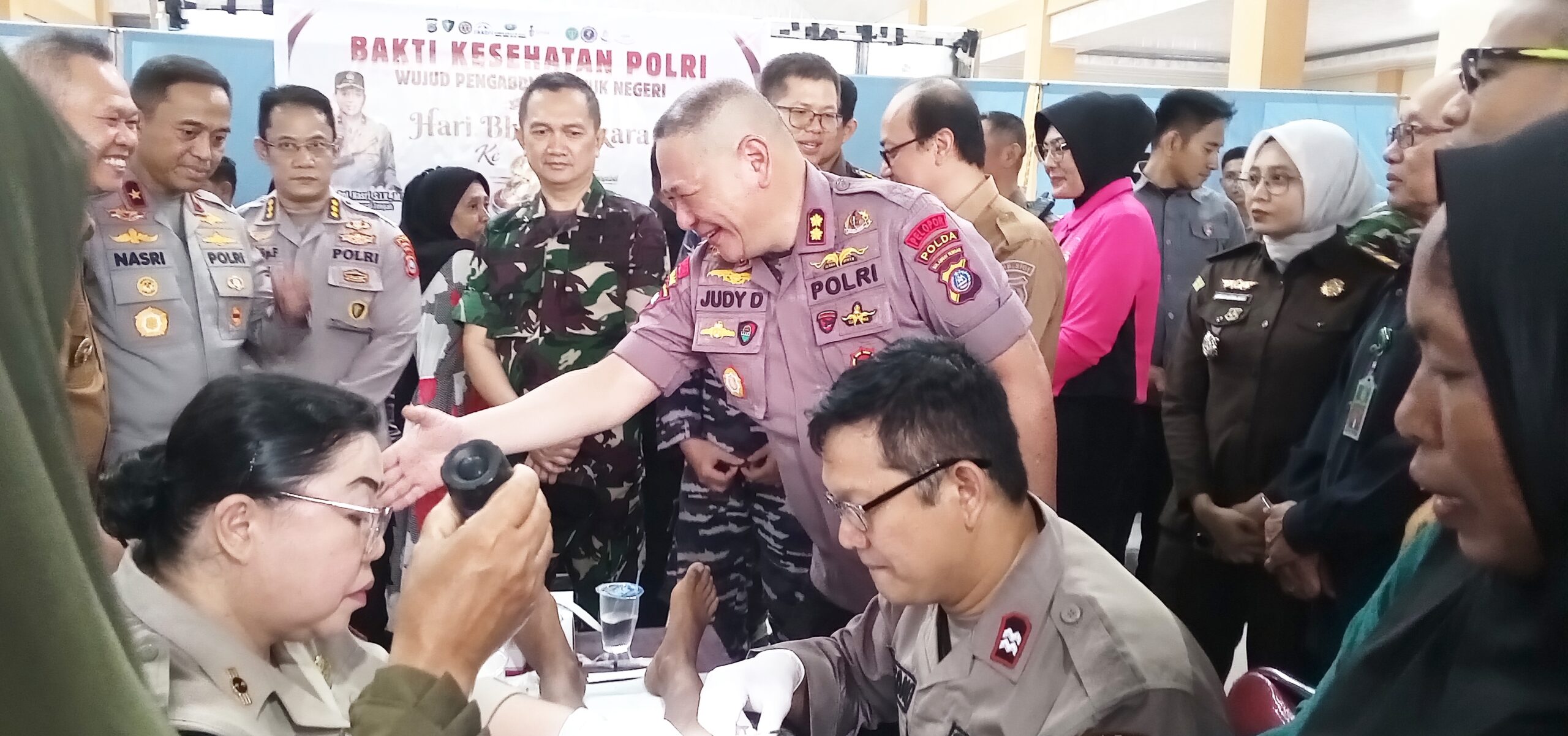 Kapolda Sulteng saat peninjauan di tempat pelaksanaan khitan massal yang ada di Polres Sigi.